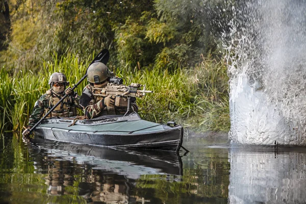 Militantes en kayak del ejército —  Fotos de Stock