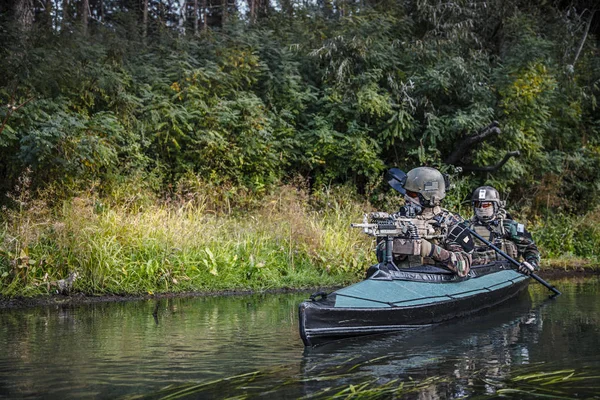 Militantes en kayak del ejército — Foto de Stock