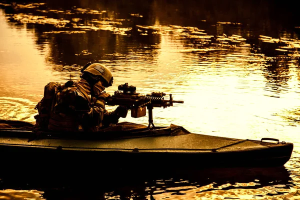 Militants in army kayak — Stock Photo, Image