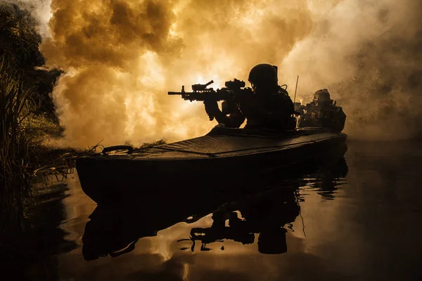 Militants in army kayak — Stock Photo, Image