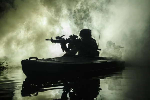 Militants in army kayak — Stock Photo, Image