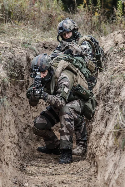 Francia ejtőernyősök akcióban — Stock Fotó