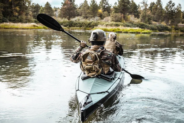 Militants ในกองทัพเรือคายัค — ภาพถ่ายสต็อก