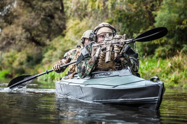 Militants in army kayak — Stock Photo, Image