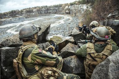 Norveç devriye kayaların arasındaki