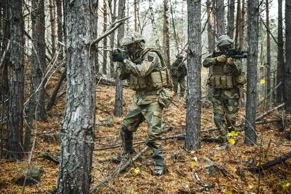 Norska soldater i skogen — Stockfoto