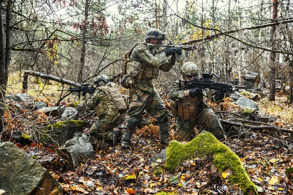 Norwegische Soldaten im Wald — Stockfoto