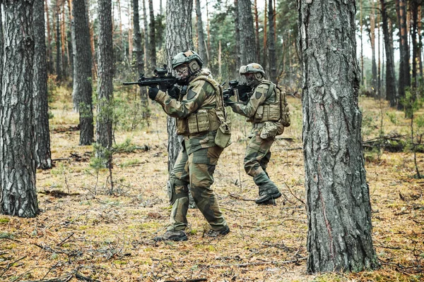 Norska soldater i skogen — Stockfoto