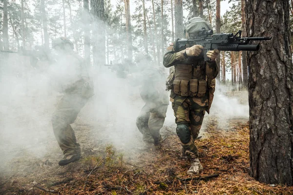 Soldados norwegian na floresta — Fotografia de Stock