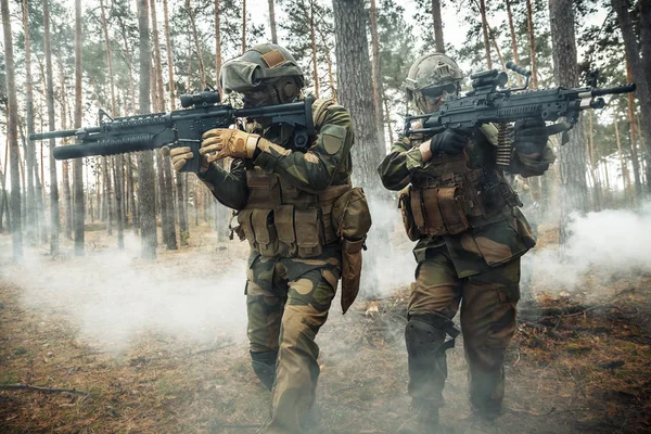 Soldados norwegian na floresta — Fotografia de Stock