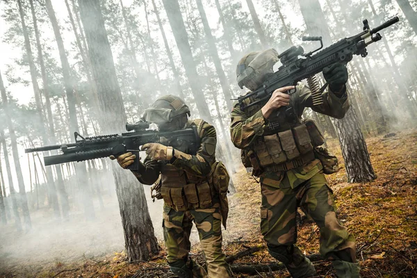 Norwegische Soldaten im Wald — Stockfoto