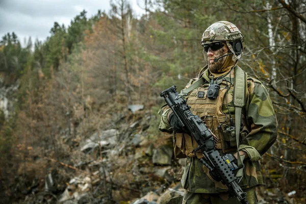 挪威士兵在森林里 — 图库照片