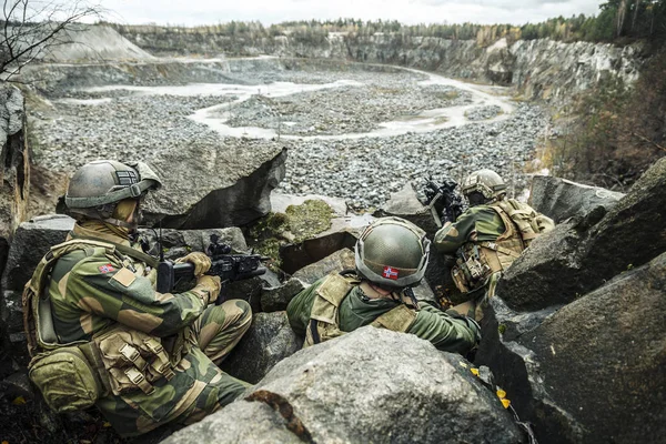 Norska patrull bland klipporna — Stockfoto