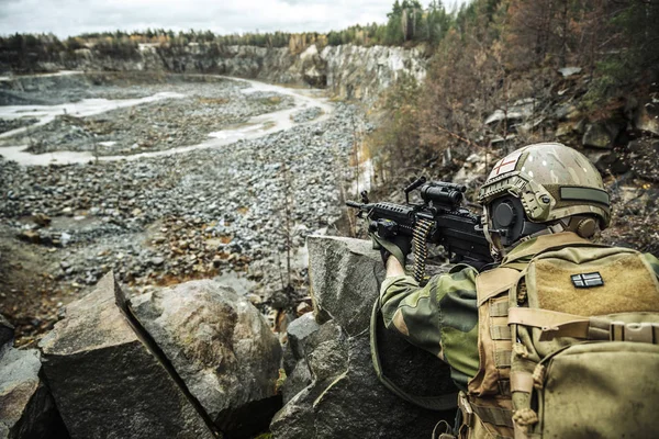 Norwegischer Maschinengewehrschütze zwischen den Felsen — Stockfoto