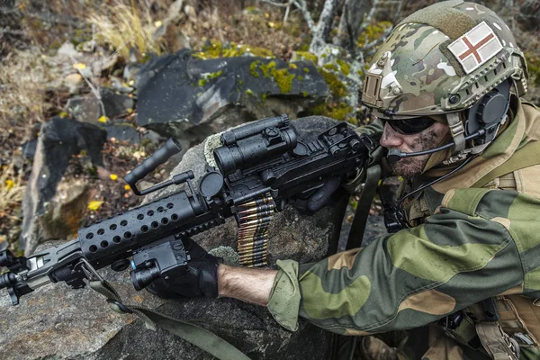 Norska soldat i skogen — Stockfoto