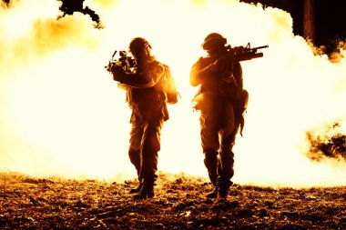 Askerlerin siyah siluetleri