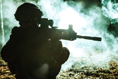 Askerin siluet siyah