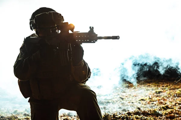 Silueta negra del soldado — Foto de Stock