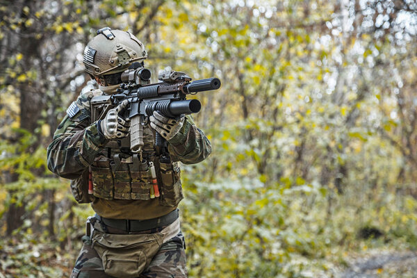 Marsoc raider aiming weapons