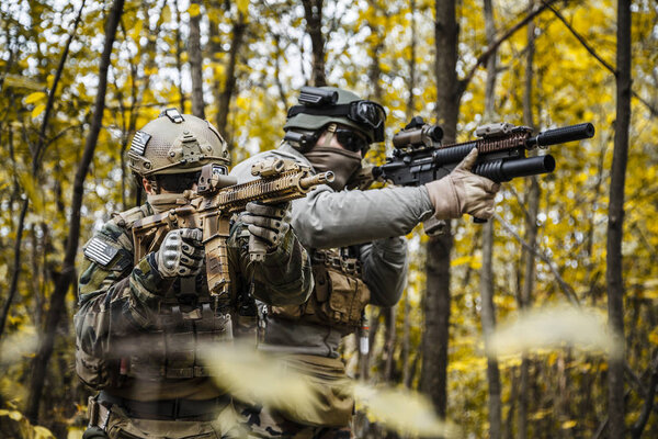 Marsoc raiders aiming weapons