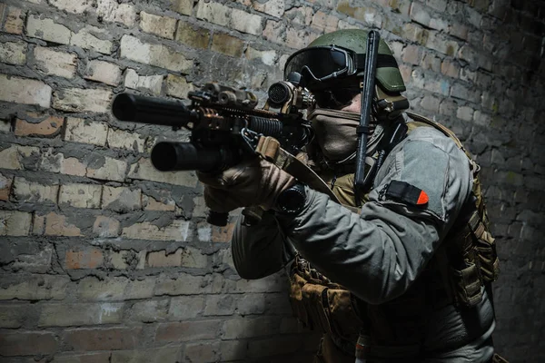 Soldado do exército apontando armas — Fotografia de Stock