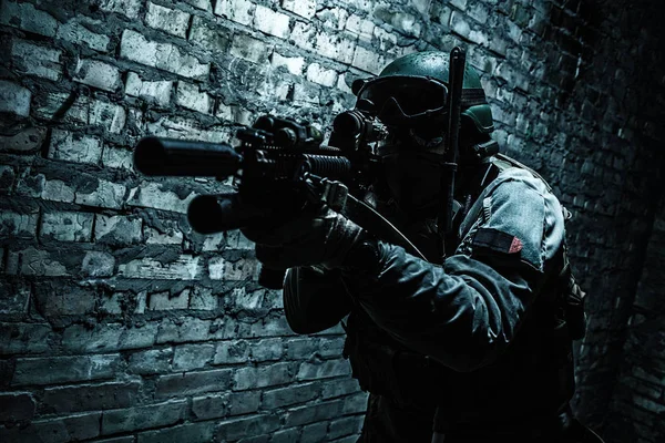 Soldado del ejército apuntando armas — Foto de Stock