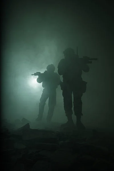 Svarta silhuetter av soldater — Stockfoto