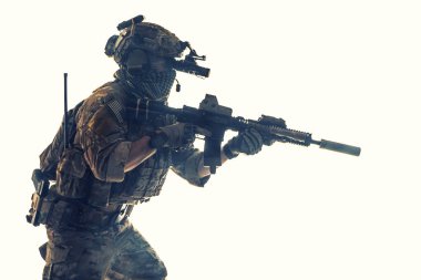 Alan üniformalı ordu korucusu