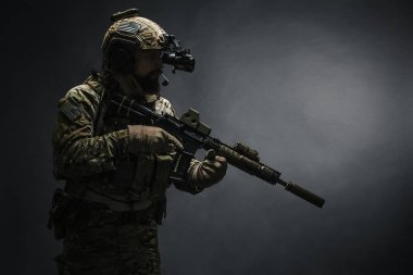 Alan üniformalı ordu korucusu