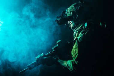 Alan üniformalı ordu korucusu