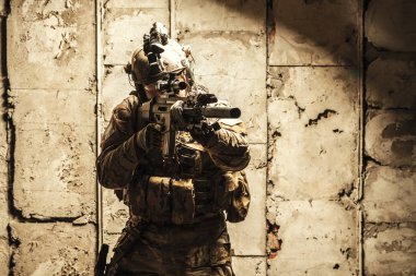 Alan üniformalı ordu korucusu