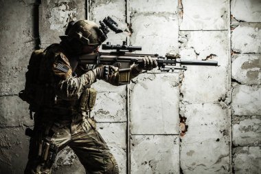 Alan üniformalı ordu korucusu