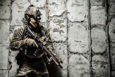 Alan üniformalı ordu korucusu