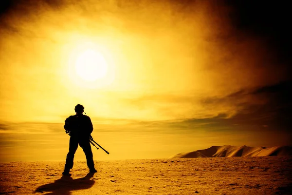 Silhouette of soldier with sniper rifle — Stock Photo, Image