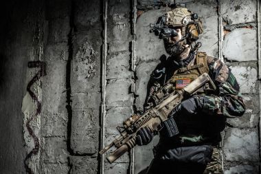 Alan üniformalı ordu korucusu