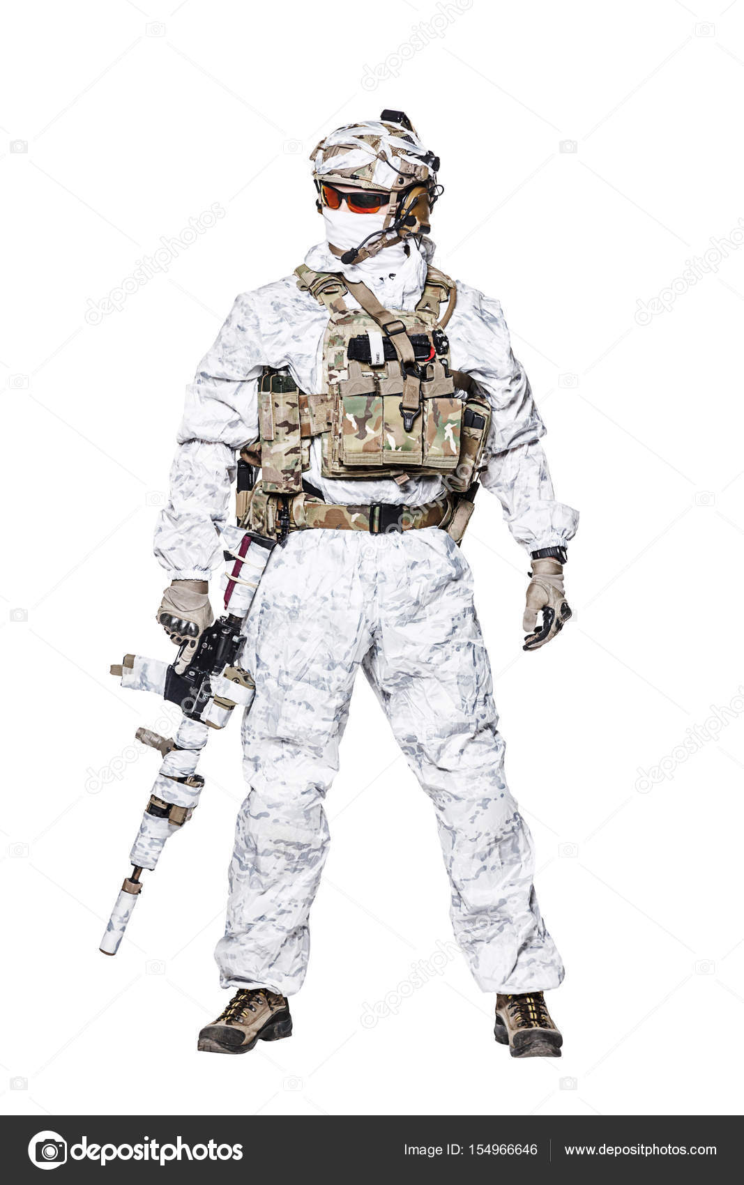 Operador de forças especiais em roupas camo de inverno — Foto © zabelin  #154966646, image size:1067x1700