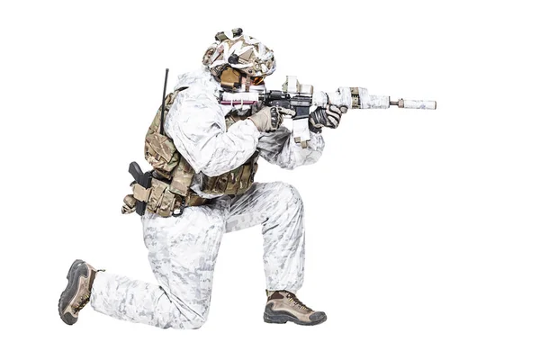 Special forces operatora w ubrania zimowe camo — Zdjęcie stockowe