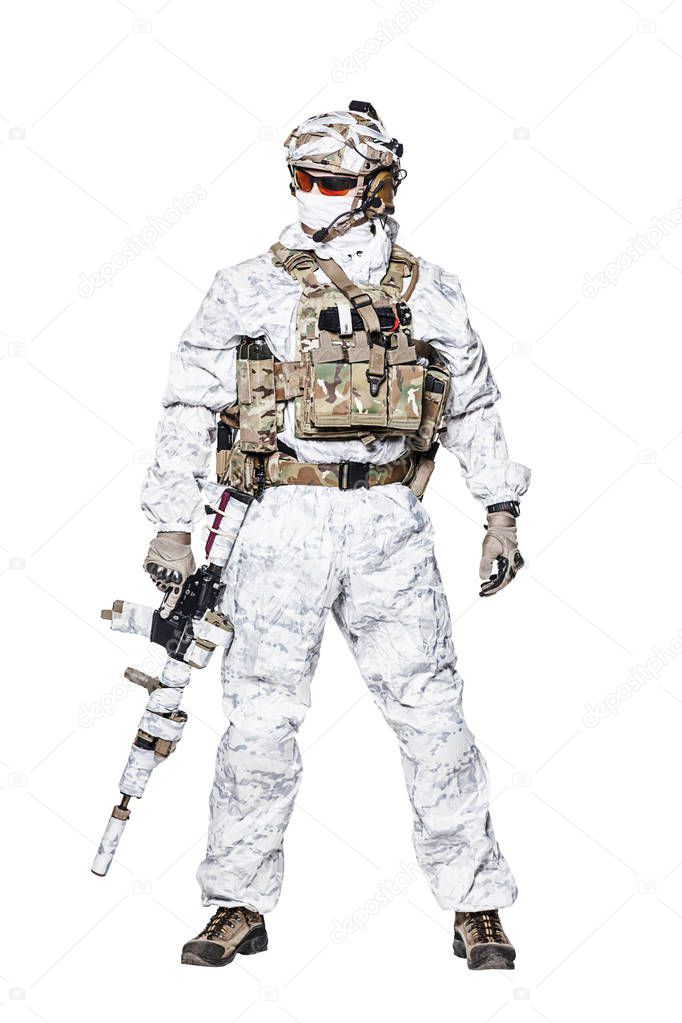 Operador de fuerzas especiales en ropa de camuflaje de invierno Foto de stock zabelin 154966646