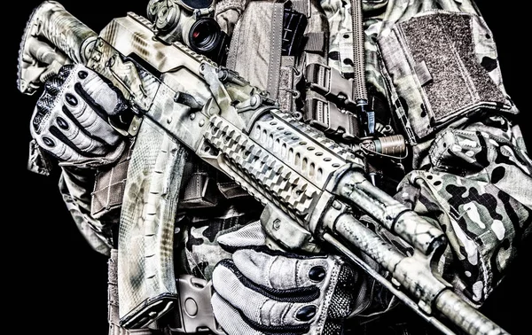 Útočná puška Kalašnikov na bílém pozadí — Stock fotografie