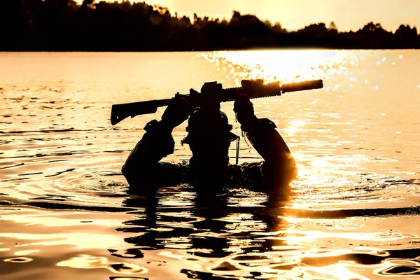 Crossing river in jungle — Stock Photo, Image