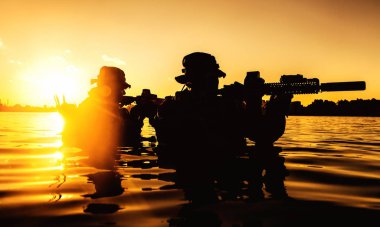 Orman nehirde geçiş