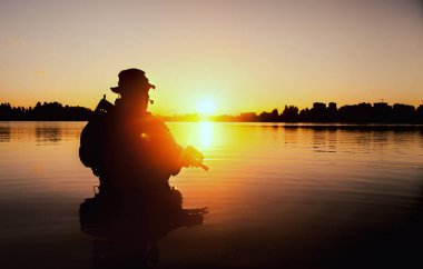 Orman nehirde geçiş