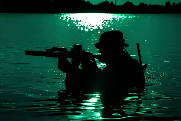 Orman nehirde geçiş