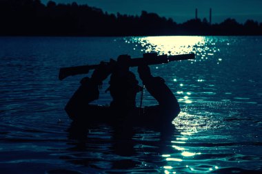 Orman nehirde geçiş