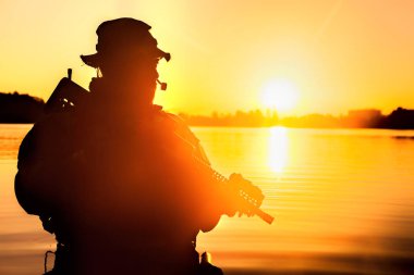 Orman nehirde geçiş