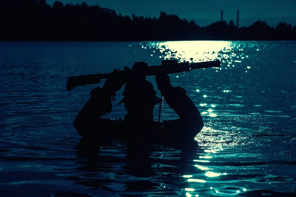 Orman nehirde geçiş