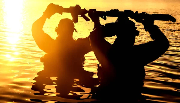 Orman nehirde geçiş