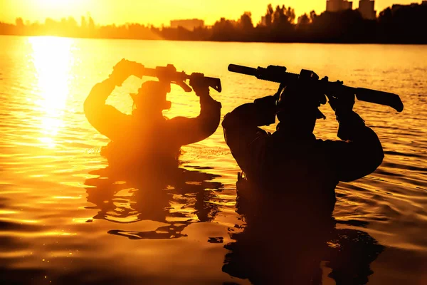 Orman nehirde geçiş