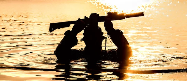 Crossing river in jungle — Stock Photo, Image