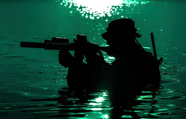 Orman nehirde geçiş